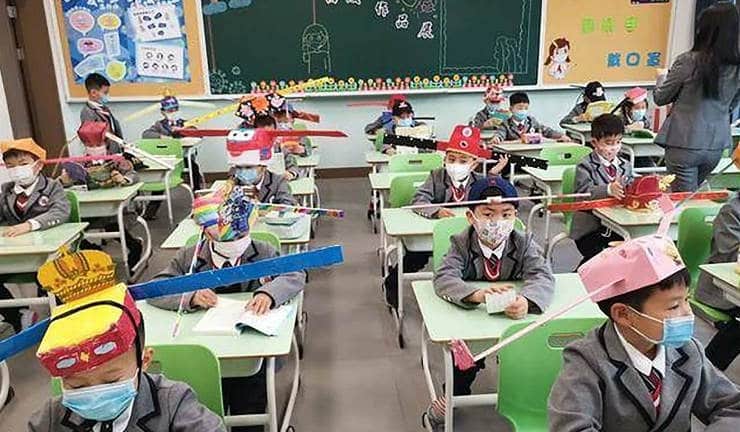 Κίνα: Έτσι κρατούν τις αποστάσεις οι μαθητές στην τάξη