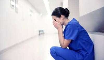 Απαράδεκτος: Video δείχνει τον Μακρόν να επιπλήττει εξαντλημένη νοσοκόμα