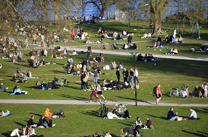 Όλοι οι Σουηδοί στα καφέ και τα πάρκα