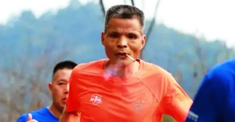 50χρονος καπνίζει τρέχοντας σε μαραθώνιο και γίνεται viral!