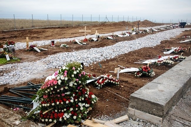 Κορονοϊός Θεσσαλονίκη - Ανοίγουν δεκάδες τάφους για τα θύματα - Εικόνες σοκ
